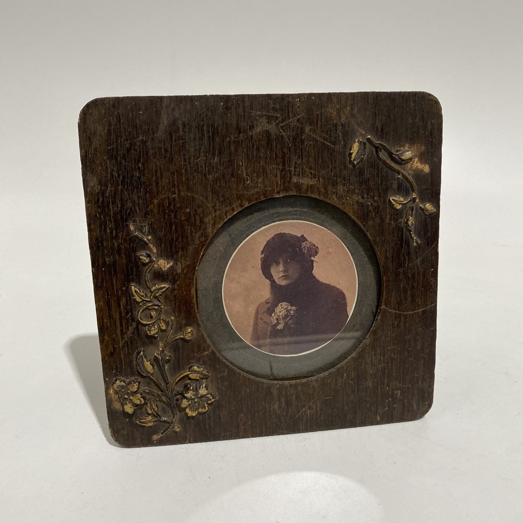 FRAME, 1900s Vintage Wood Photo Frame w Round Portrait